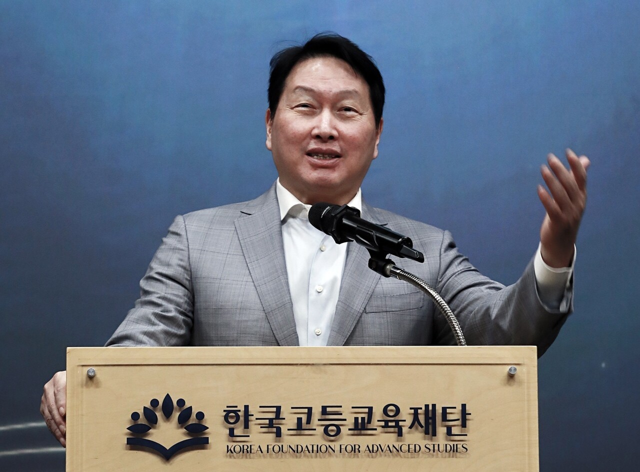 <b>최태원</b> SK 회장, <b>AI</b> 시대 이끌 <b>인재</b>에 주목