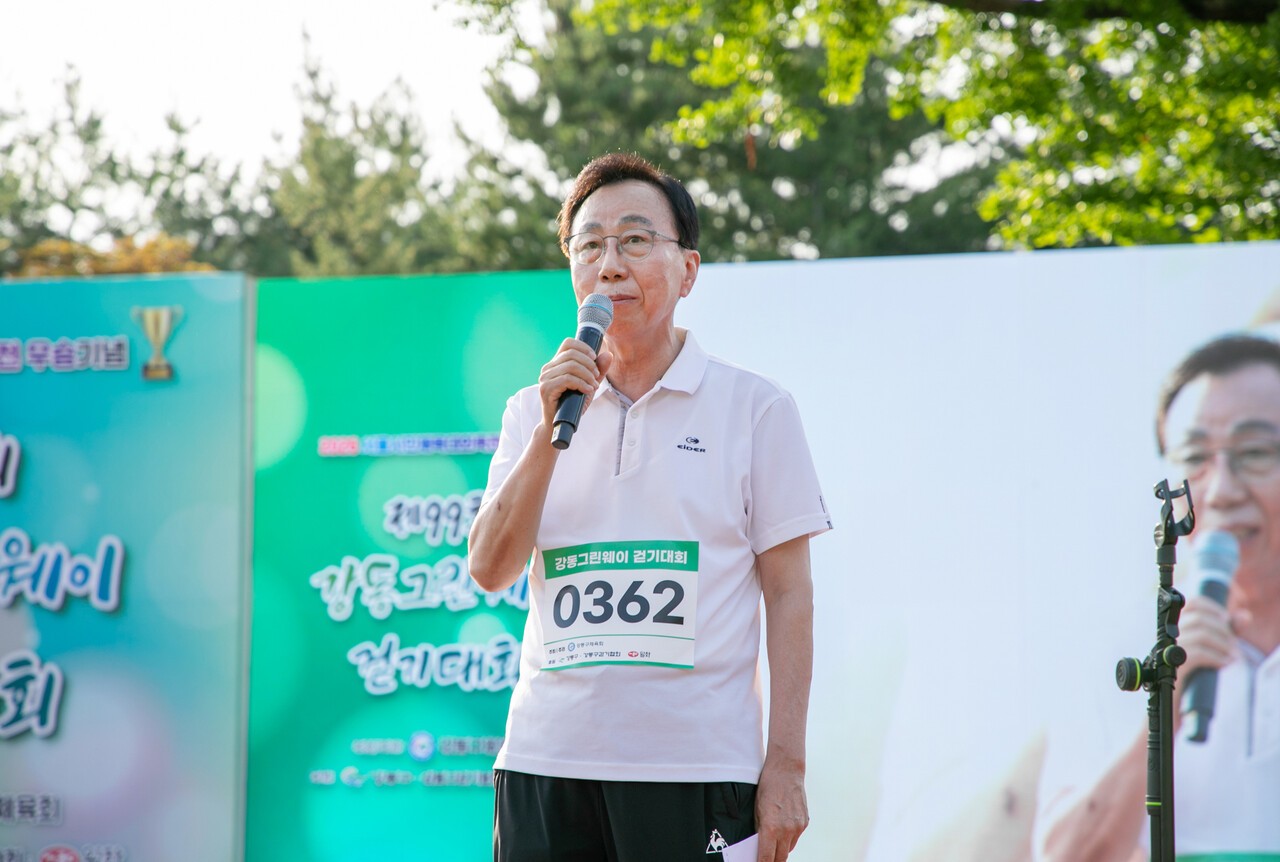 <b>일자산</b> 둘레길 걸으며 구민들과 함께 소통...강동구의회, 제99회 강동그...
