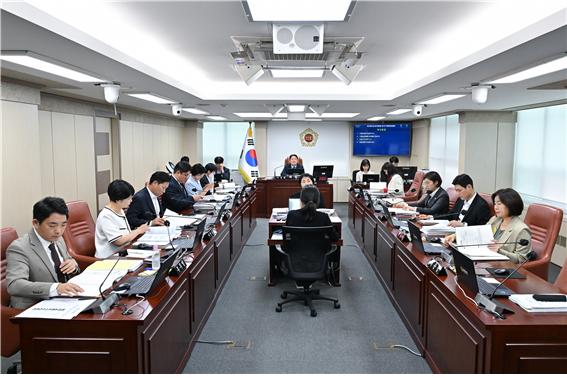 서울시의회, 전반기 첫 기획경제위원회 회의를 개최하고 최형규 의원과... - 뉴스 썸네일 이미지